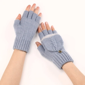 Dettaglio della maglia e chiusura con bottone sui guanti convertibili blu per l'inverno
