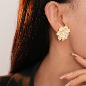 Boucles d'oreilles fleurs en acrylique crème avec pétales multicouches pour femmes