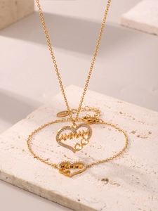 Detail van 18K vergulde ketting en armband set met Mamma hart zirkoon hangers