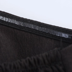 Crop top in mesh marrone scuro con striscia di silicone antiscivolo sul bordo interno