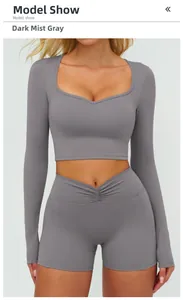 Ensemble haut de yoga gris foncé à manches longues et short de sport taille haute femme