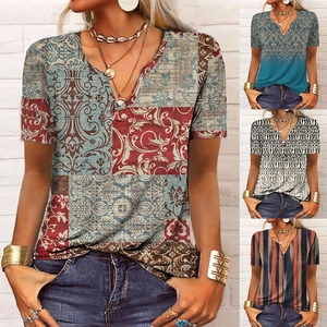 T-shirt femme à col en V avec imprimés fleurs vintage et motifs géométriques