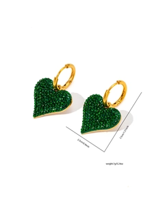 Dettaglio degli orecchini a cuore con cristalli verdi, finitura oro e dimensioni