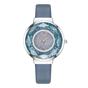 Montre quartz femme élégante avec bracelet cuir bleu clair et lunette en strass brillants