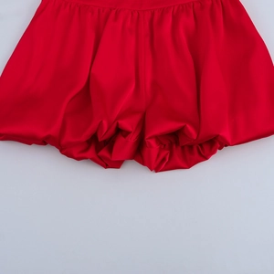Short bouffant rouge doux en satin pour femmes avec volants à la taille et fini soyeux