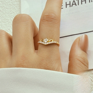 Elegant S925 sterling silver gold crown ring with sparkling cubic zirconia crystals