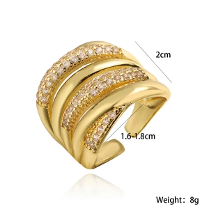 Detail view of two-tone geometric ring showing size 2cm and weight 8g measurements
