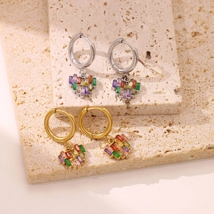Boucles d'oreilles cœur avec zircons colorés sertis en finitions dorée et argentée