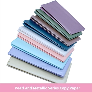 Dettaglio di carta velina perlata e metallica multicolore per confezioni di fiori