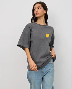 Λεπτομέρεια με κίτρινο λεμόνι σε γκρι vintage oversized βαμβακερή μπλούζα με πλύσιμο