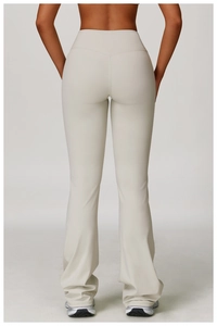 Vue arrière du pantalon de yoga évasé taille haute crème montrant l'effet galbant