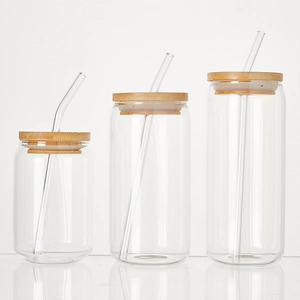 Set mit drei transparenten Trinkgläsern mit Bambusdeckeln und Glasstrohhalmen in 16 Unzen