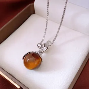 Halskette mit Harz-Anhänger und silberner Weizenkette in einer hochwertigen Geschenkbox