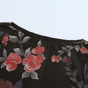 Nahaufnahme des Ausschnitts vom schwarzen Mesh-Kleid mit elegantem Rosenmuster