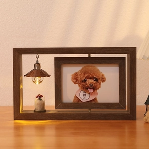 Vintage 6-inch rotating wooden picture frame with retro lamp and preserved flower decoration
