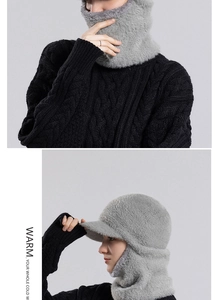 Détail du bonnet en peluche gris avec cache-cou intégré et doublure polaire douce