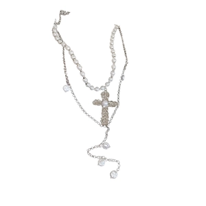Collier double rang avec perles blanches et grand pendentif croix argentée évidée