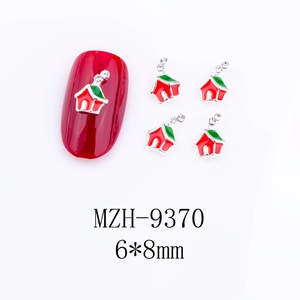 Nahaufnahme eines 6x8mm Weihnachts-Nagelstudios mit rot-grünem Emaille und Kristall
