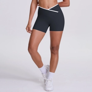Détail du short de yoga taille haute avec croisement en V et liseré blanc contrasté