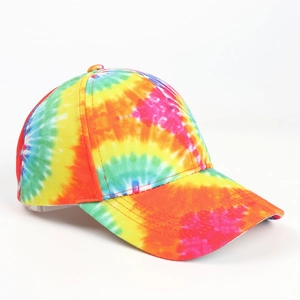 Détail du motif tie-dye en spirale 3D sur la couronne de la casquette de baseball