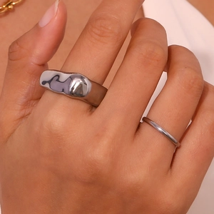 Bague géométrique carrée minimaliste en acier inoxydable plaqué or 18 carats sur main
