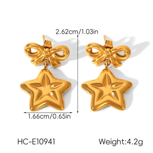 Detail view of 18k gold butterfly star earrings with dimensions 2.62cm and weight 4.2g