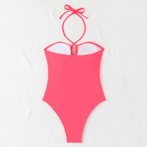 Détail de maillot de bain licou rose avec décoration de nœud et coussinets amovibles