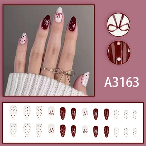 Faux ongles amande vintage à pois bordeaux et blanc avec détails de nœuds