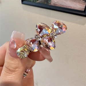 Gros plan sur la pince à cheveux en cristal rose étincelant avec détails en métal