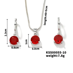 Vue détaillée d'un ensemble collier et boucles d'oreilles en cristal rouge avec mesures