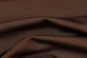 Détail du tissu en maille côtelée marron avec texture verticale douce et éclat satiné