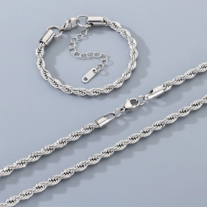 Vue détaillée de l'ensemble bijoux collier et bracelet en chaîne torsadée en acier argenté