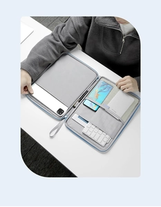 Dettaglio degli scomparti interni della custodia grigia per tablet con vari organizer