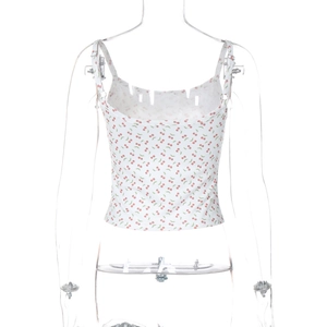 Dettaglio del top bianco slim con stampa a ciliegie che mostra il retro a U e le spalline