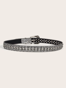 Vue détaillée de la ceinture argentée en strass avec rivets et boucle brillante