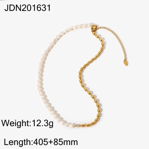 Détail du collier de perles d'eau douce et perles plaquées or 18 carats avec extension réglable