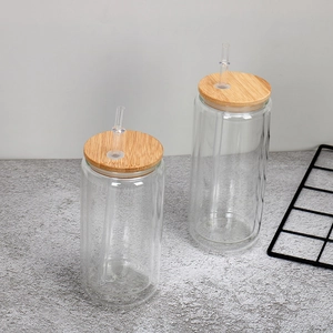 12oz Sublimations-Glasbecher mit Doppelwand, Bambusdeckel und Strohhalm auf grauem Grund