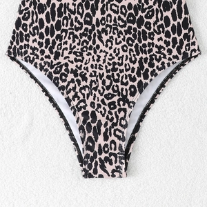 Nahaufnahme von Badeanzugstoff mit Leopardenmuster, hohem Beinausschnitt und Futter