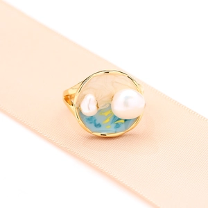 Bague vintage dorée avec émail bleu et perles blanches sur ruban en satin rose