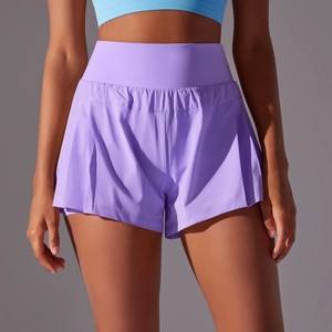 Détail du short de yoga violet à taille haute avec design respirant à double couche