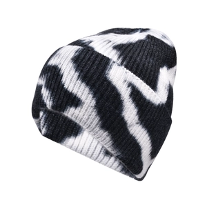 Nahaufnahme der schwarz-weißen Beanie mit vertikalem Rippstrick-Detail am Umschlag