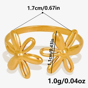 Detail of gold double-layer flower ring with dimensions and lightweight design