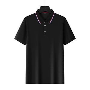 Détail du col de polo noir avec rayures tricolores rouge, blanc, bleu et boutons