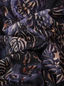 Vue macro détaillée du tissu en maille respirante avec un imprimé floral vintage bleu et violet