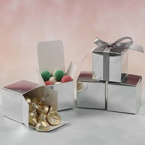 Detailopname van zilveren vierkante geschenkdoos met lint voor textuur en montage