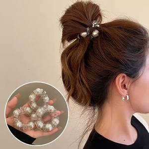 Élastique cheveux spirale transparent avec perles et vue sur coiffure de modèle