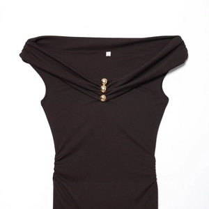 Top in maglia marrone scuro con spalle scoperte, bottoni dorati e dettagli arricciati