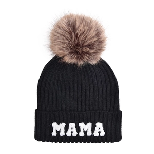 Berretto in maglia nera con pompon di pelliccia sintetica marrone e ricamo MAMA bianco