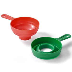 Imbuti per conserve in plastica rossa e verde a bocca larga su sfondo bianco pulito