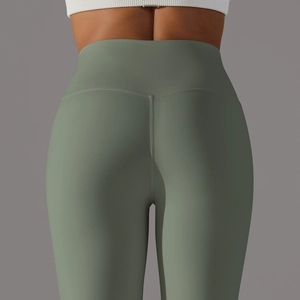 Détail du legging de yoga vert sauge à taille haute avec couture galbante sur les fesses
